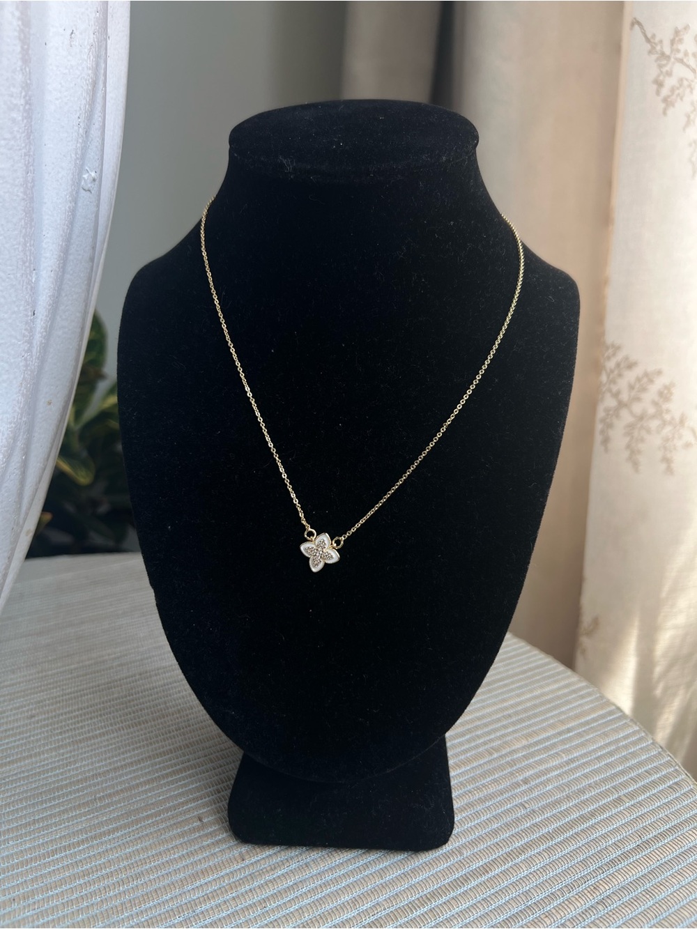 🩷-Gold and white clover  Pendant Necklace with pavé center